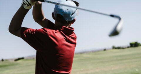 Homem a jogar golf