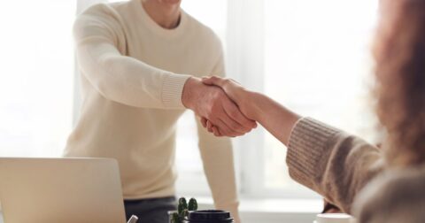 Aperto de mãos entre homem e mulher