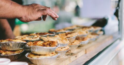 Empadas numa bancada de uma pasteleira
